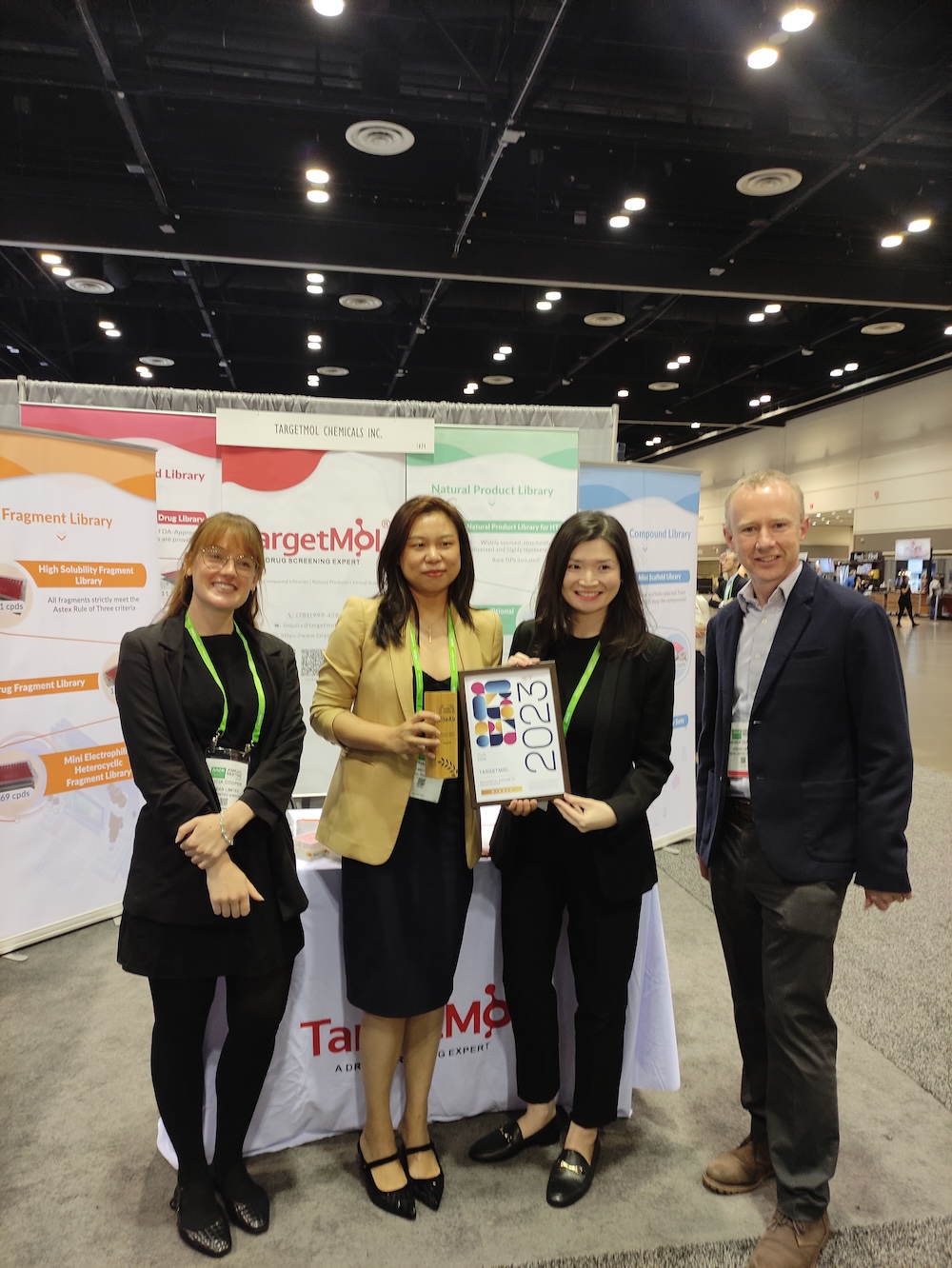 TargetMol receiving their award